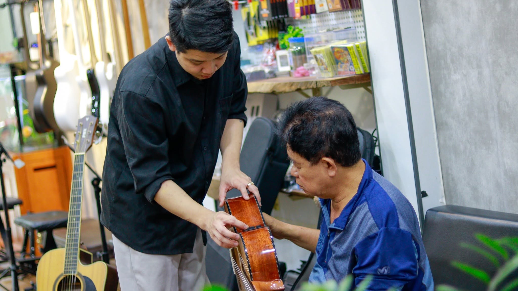 mua-guitar-uy-tin-quan-tan-phu-tai-dong-tam-giup-khach-hang-cam-nhan-chat-luong-thuc-te-truoc-khi-quyet-dinh