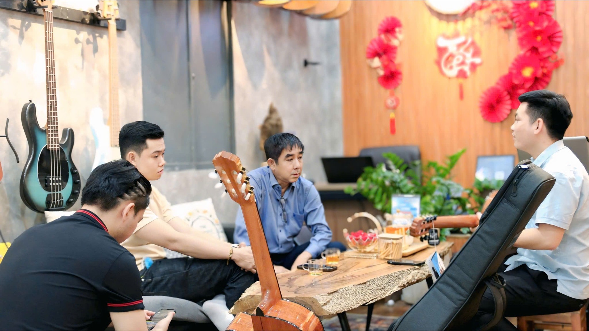 mua-guitar-uy-tin-quan-tan-phu-tai-dong-tam-khong-chi-mang-den-san-pham-chat-luong-ma-con-la-trai-nghiem-mua-sam-chuyen-nghiep-va-lau-dai