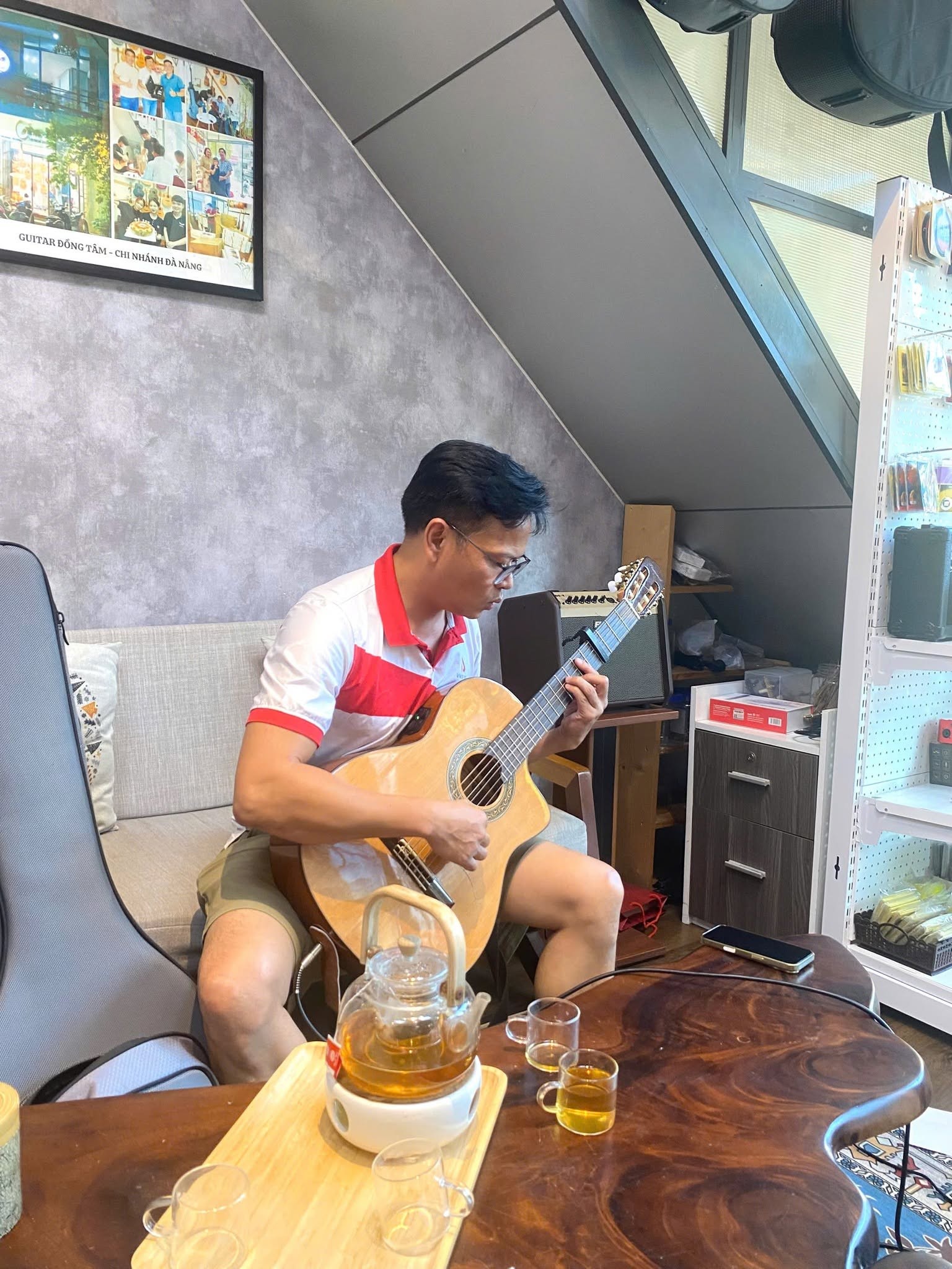 shop-dan-guitar-dong-tam-da-nang-giup-khach-hang-truc-tiep-cam-nhan-chat-luong-cua-tung-cay-dan
