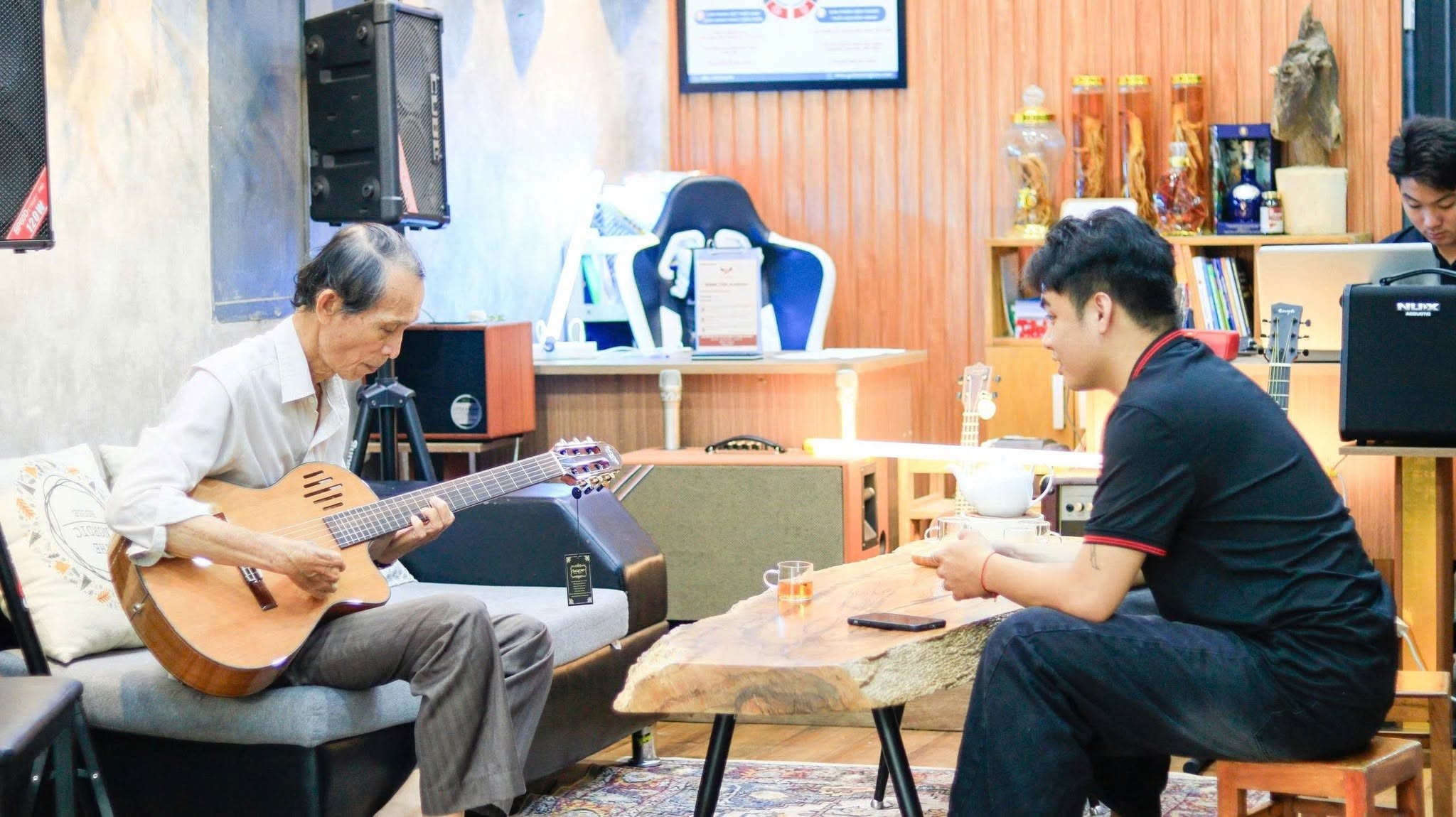 shop-dan-guitar-dong-tam-da-nang-khong-ngung-nang-cao-trai-nghiem-khach-hang
