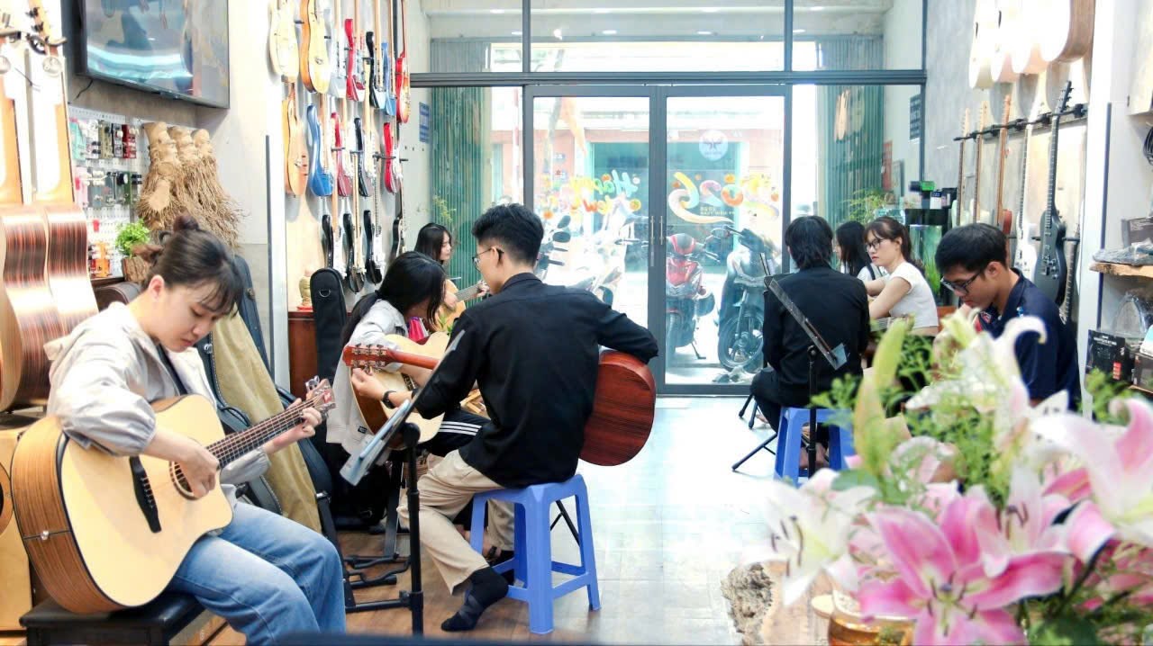 hoc-dan-tai-dong-tam-academy-cho-hoc-sinh-sinh-vien