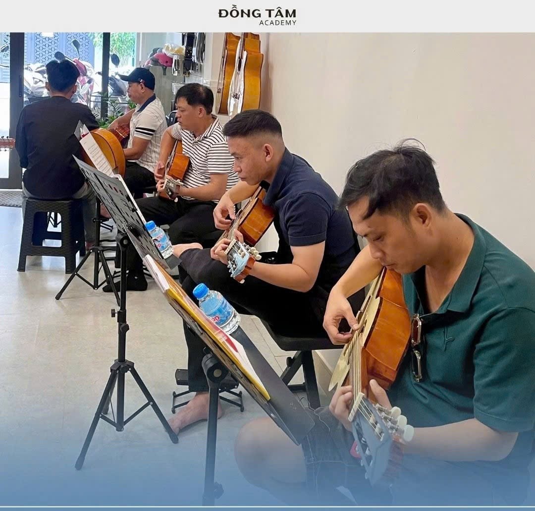 hoc-dan-tai-dong-tam-academy-cho-nguoi-lon