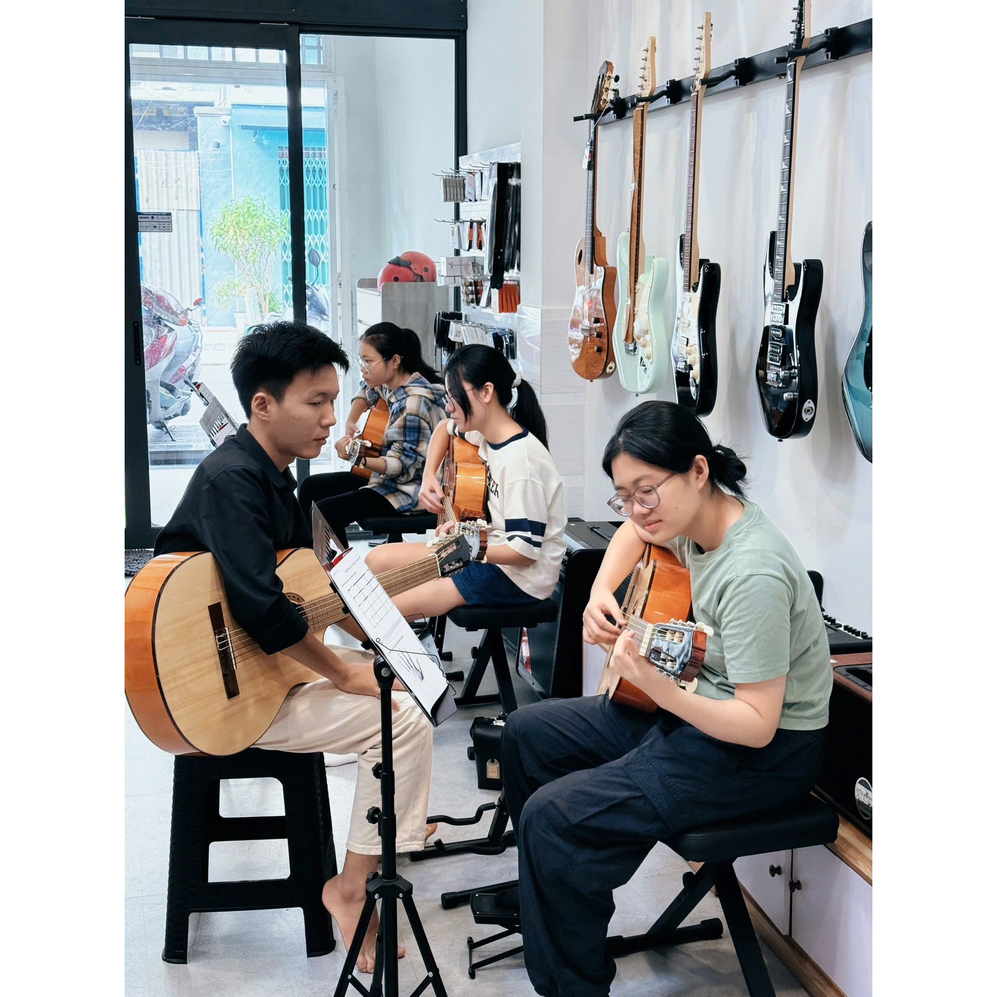 hoc-guitar-dien-phu-nhuan