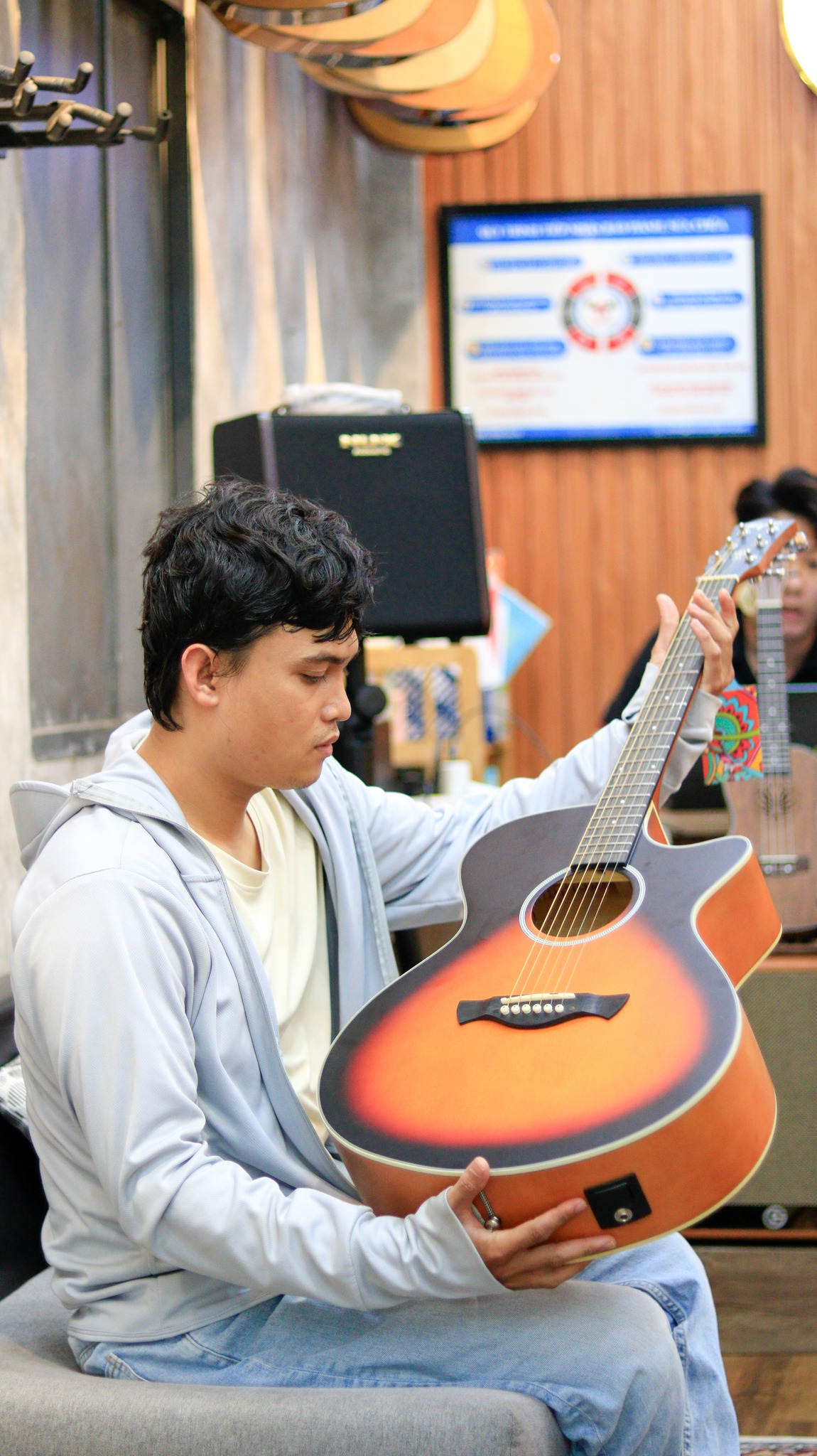 cua-hang-guitar-uy-tin-tai-tuy-hoa-dak-lak-ban-kem-phu-kien-day-du