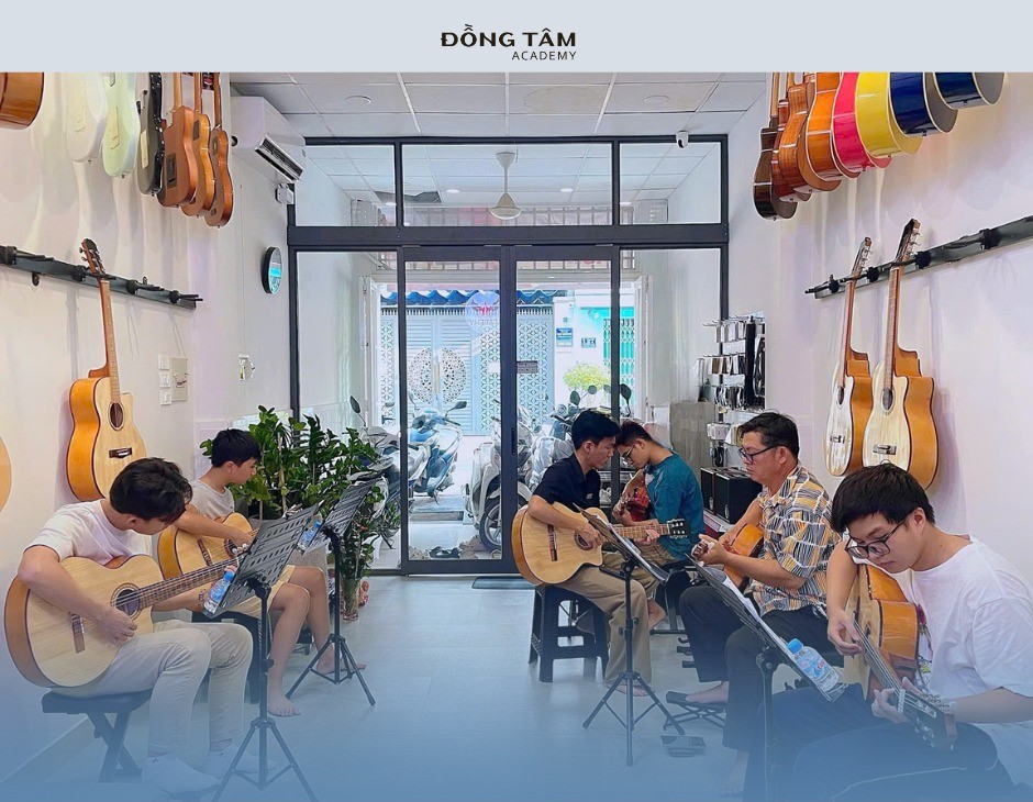 hoc-vien-tu-cac-khu-vuc-lan-can-van-co-the-hoc-guitar-dien-thuan-tien