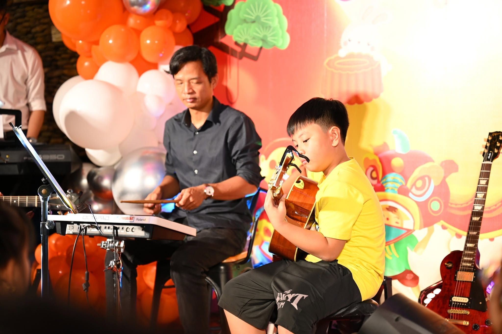 hoc-guitar-tan-binh-giup-phat-trien-ky-nang-giai-tri-lanh-manh