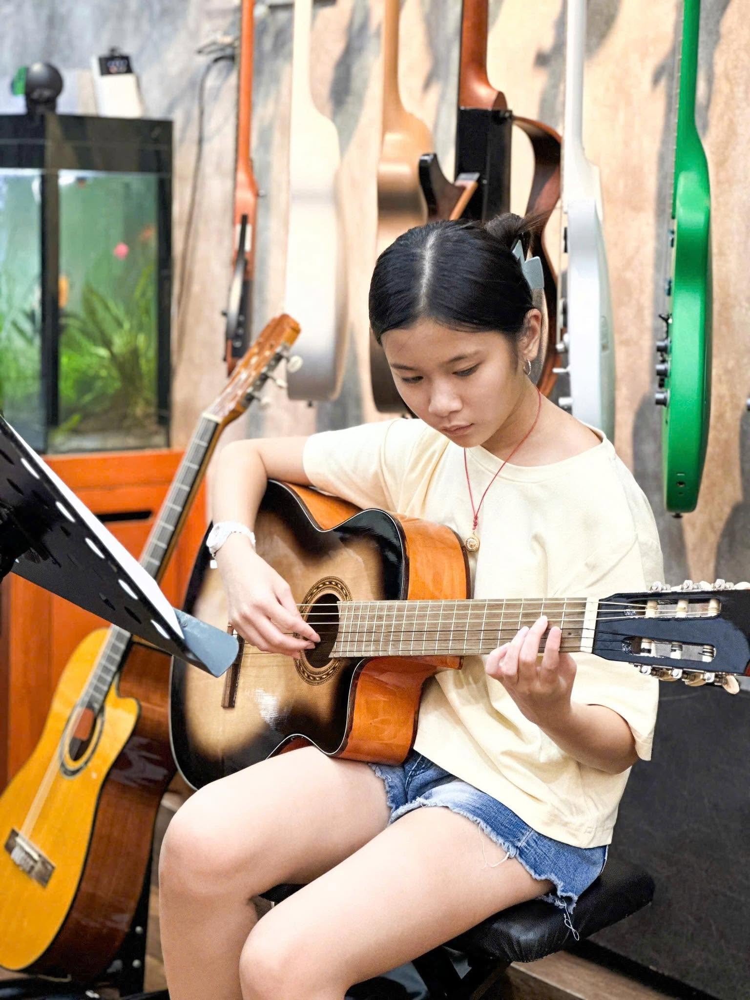 day-guitar-quan-tan-binh-cho-hoc-vien-yeu-thich-dem-hat