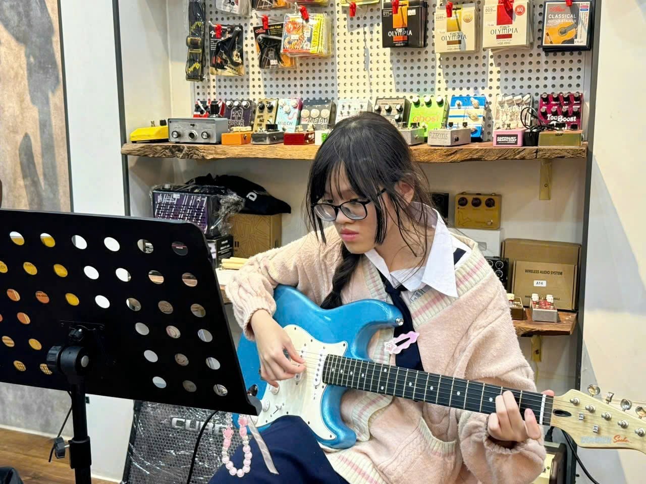 khoa-hoc-guitar-dien-tan-binh-danh-cho-nguoi-moi-bat-dau