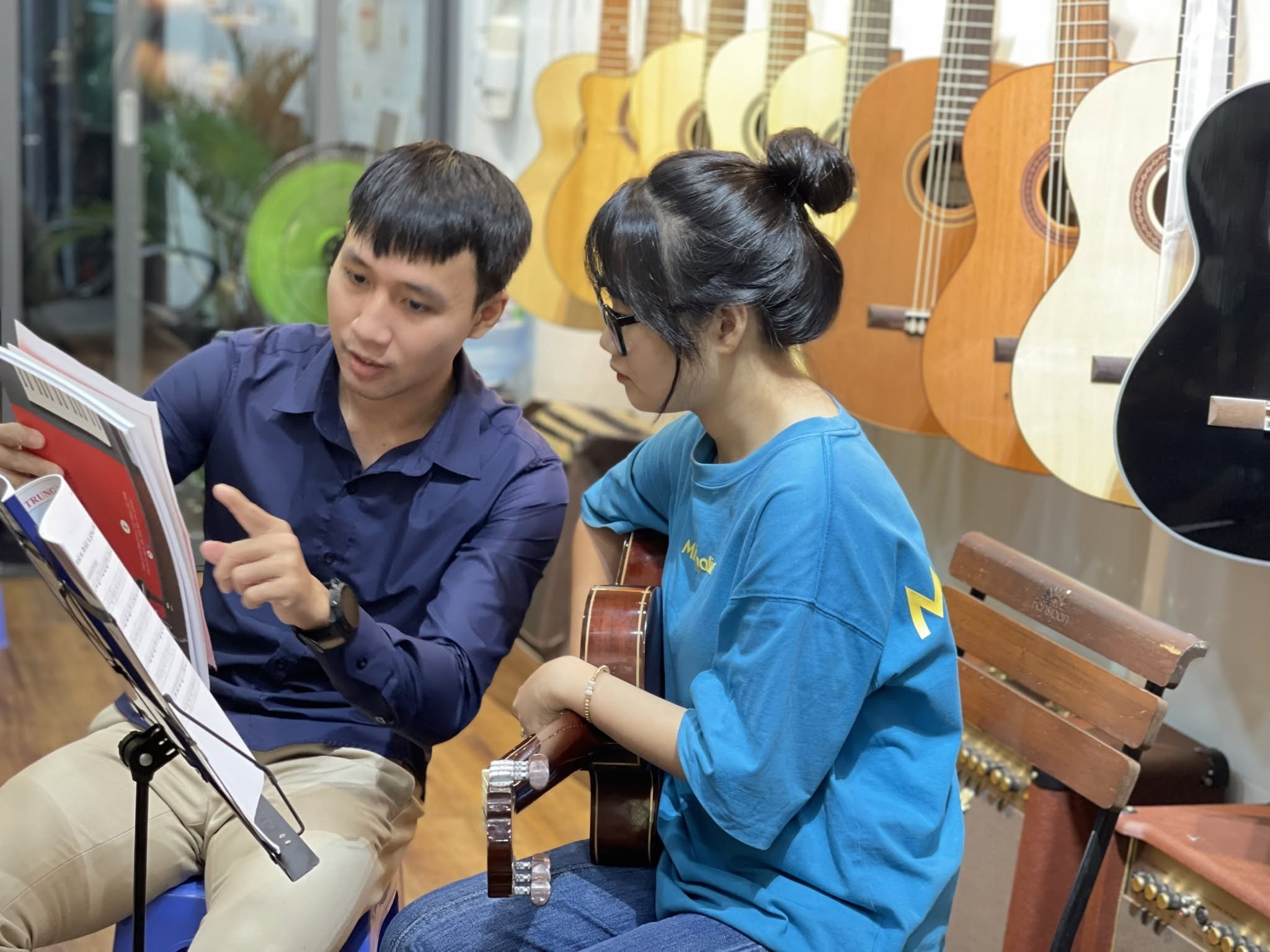 doi-ngu-giao-vien-guitar-dien-chuyen-nghiep