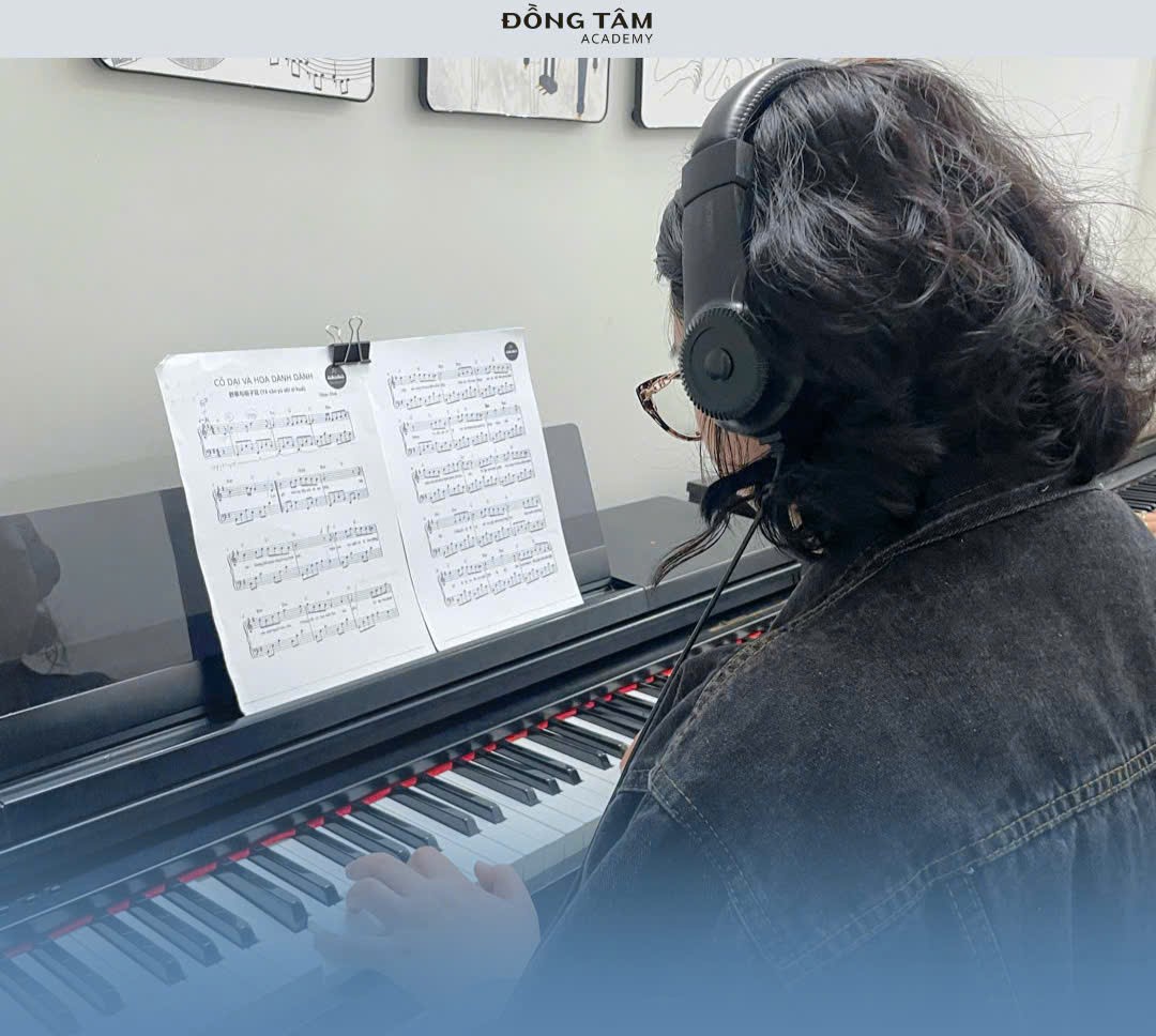 guitar-dong-tam-tan-phu-giup-nguoi-moi-hoc-piano-dung-ky-thuat-ngay-tu-dau