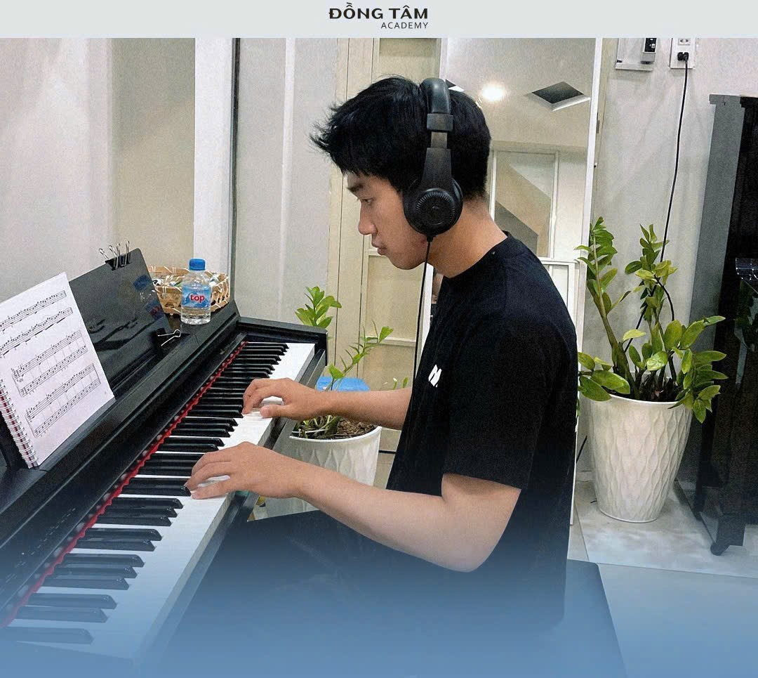 guitar-dong-tam-tan-phu-giup-hoc-vien-choi-piano-co-cam-xuc-hon