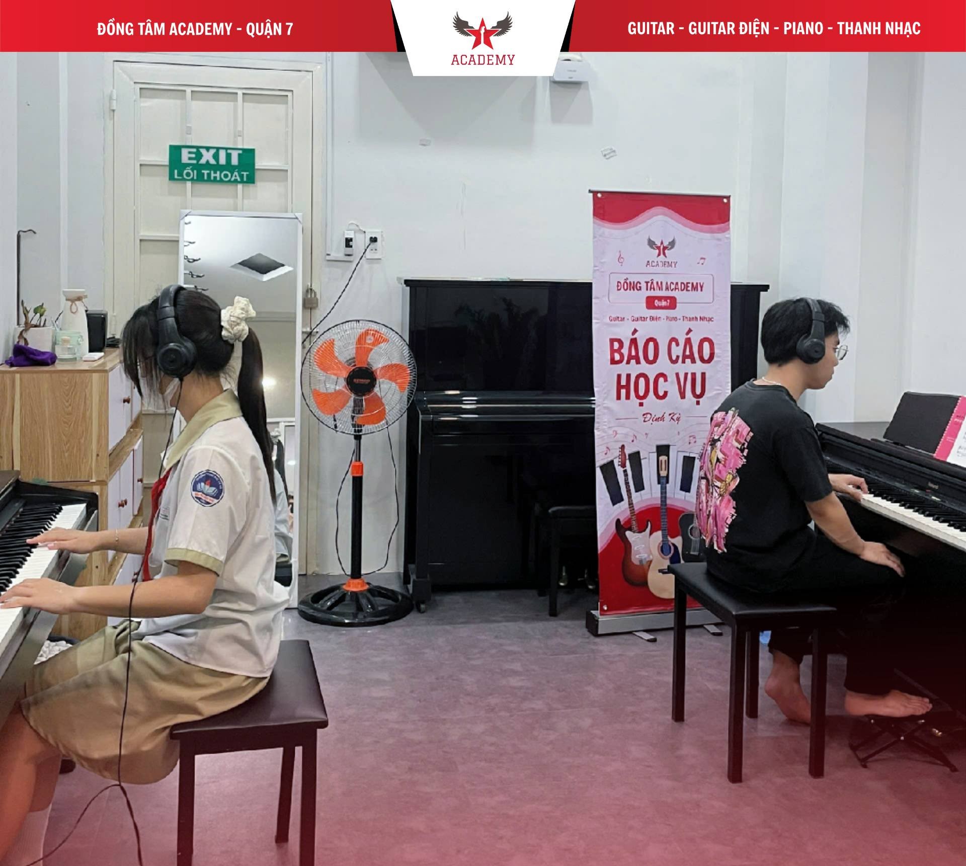lop-hoc-piano-quan-tan-binh-voi-phong-hoc-hien-dai-va-cach-am-tot