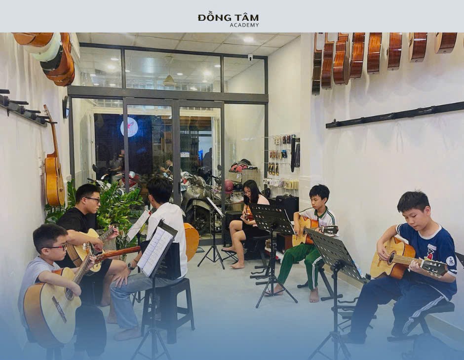 hoc-dan-guitar-quan-tan-binh