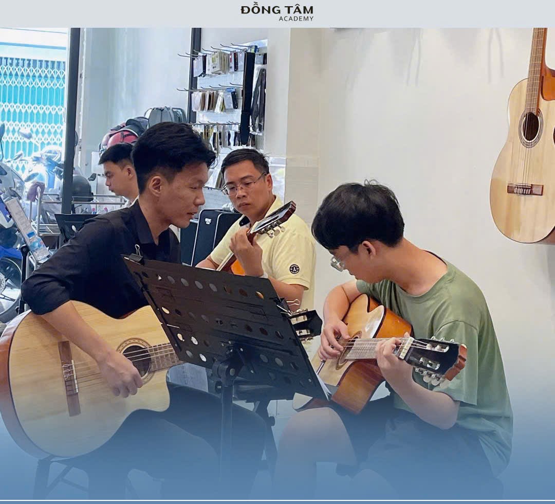 hoc-dan-guitar-quan-tan-binh-danh-cho-sinh-vien-can-noi-giai-toa-ap-luc