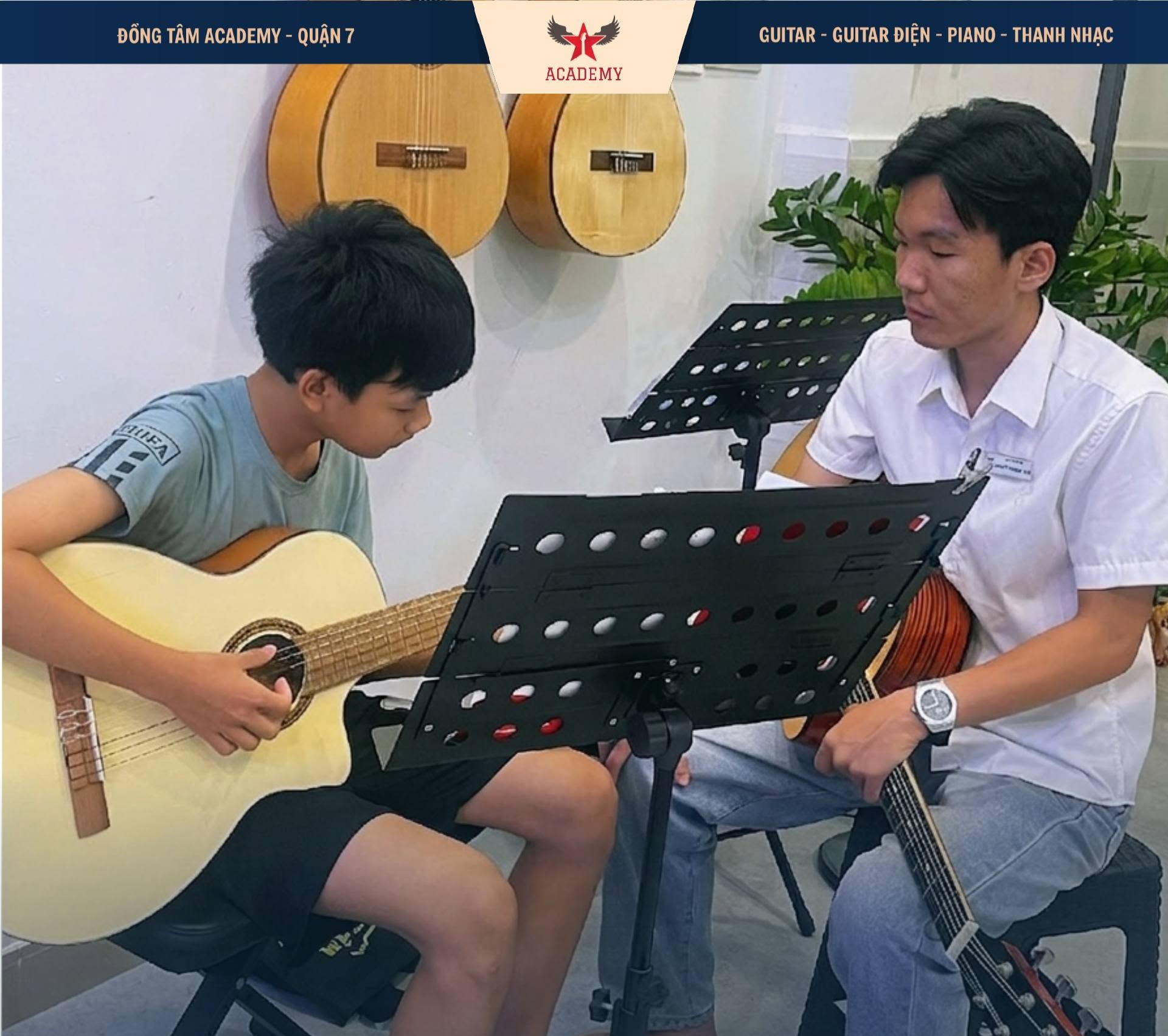 lop-hoc-guitar-tre-em-tan-binh