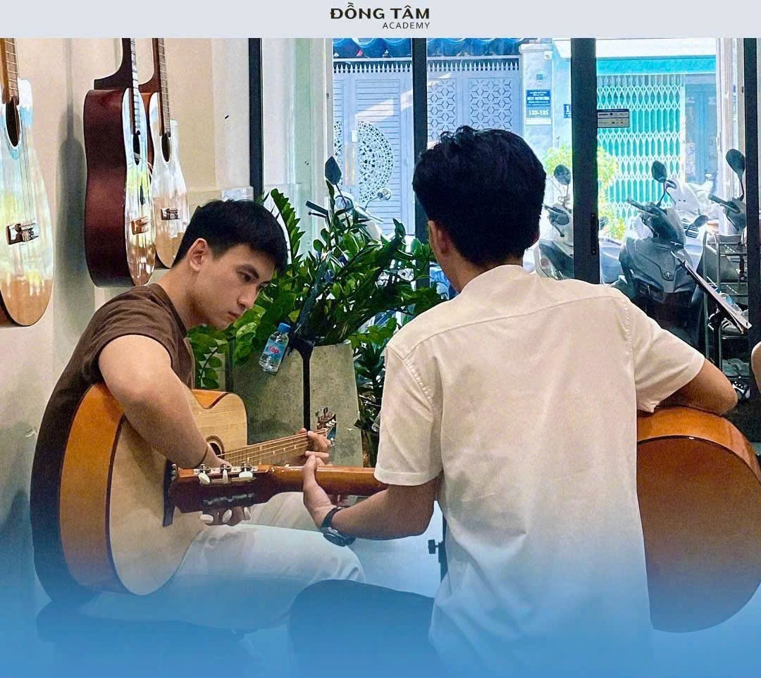 hoc-guitar-sinh-vien-tan-binh