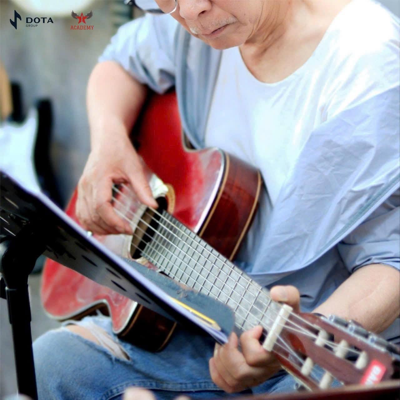 hoc-guitar-cho-nguoi-lon-tan-binh-giup-giam-cang-thang-sau-gio-lam-viec