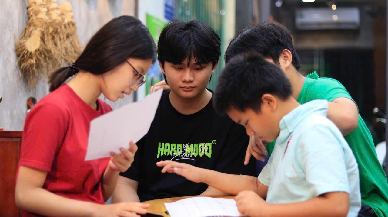 hoc-piano-tan-binh-trong-moi-truong-lop-hoc-nhom-nho
