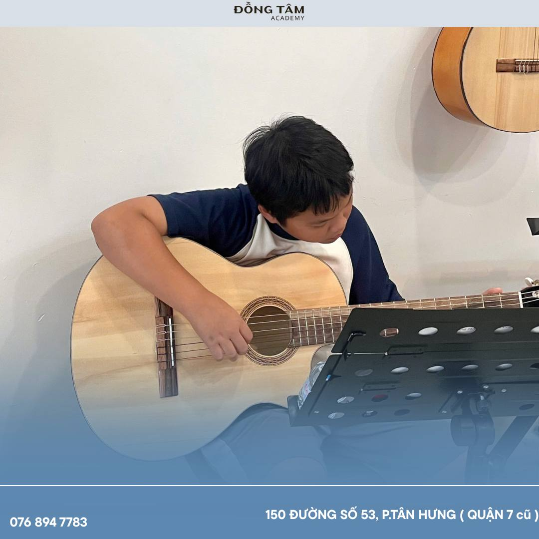 kham-pha-the-gioi-guitar-o-dau-tai-quan-7-–-trao-uoc-mo-thap-sang-tuong-lai-cung-dong-tam-academy