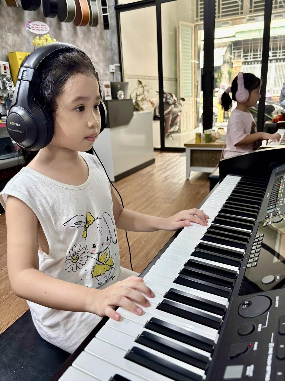 lop-hoc-piano-quan-hai-chau-danh-cho-tre-em