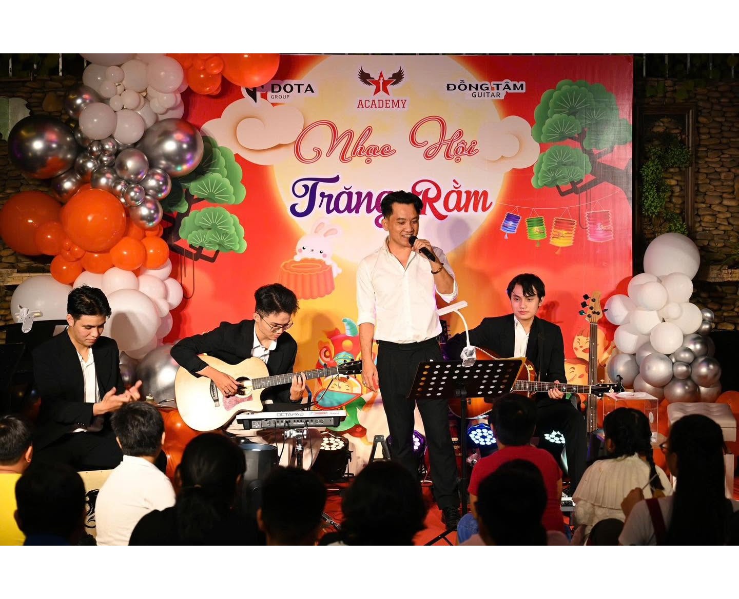 hoc-piano-sinh-vien-tan-binh-thuong-xuyen-tham-gia-cac-show-thuc-te