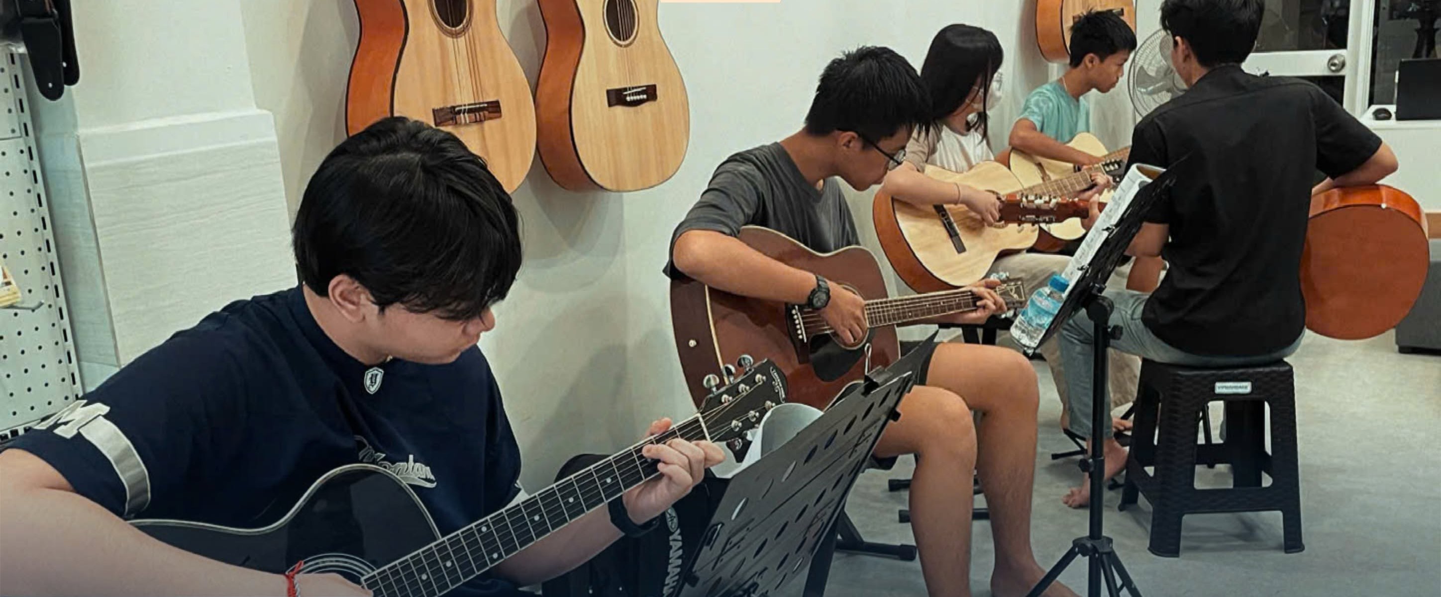 day-dan-guitar-quan-thanh-khe-cho-sinh-vien-muon-phat-trien-so-thich