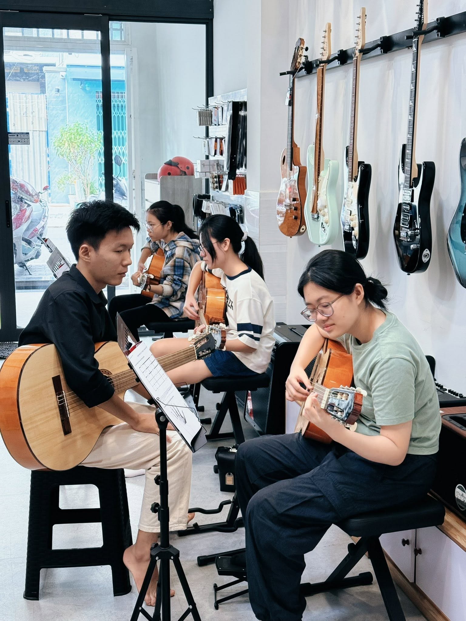 khong-gian-hoc-guitar-quan-thanh-khe-thoai-mai-va-than-thien
