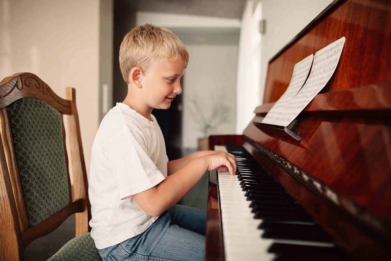 be-trai-ngoi-choi-dan-piano