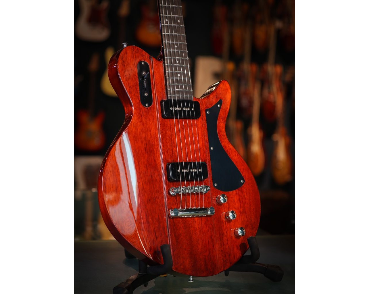than-dan-okoume-cua-guitar-dien-eastman-juliet-p90