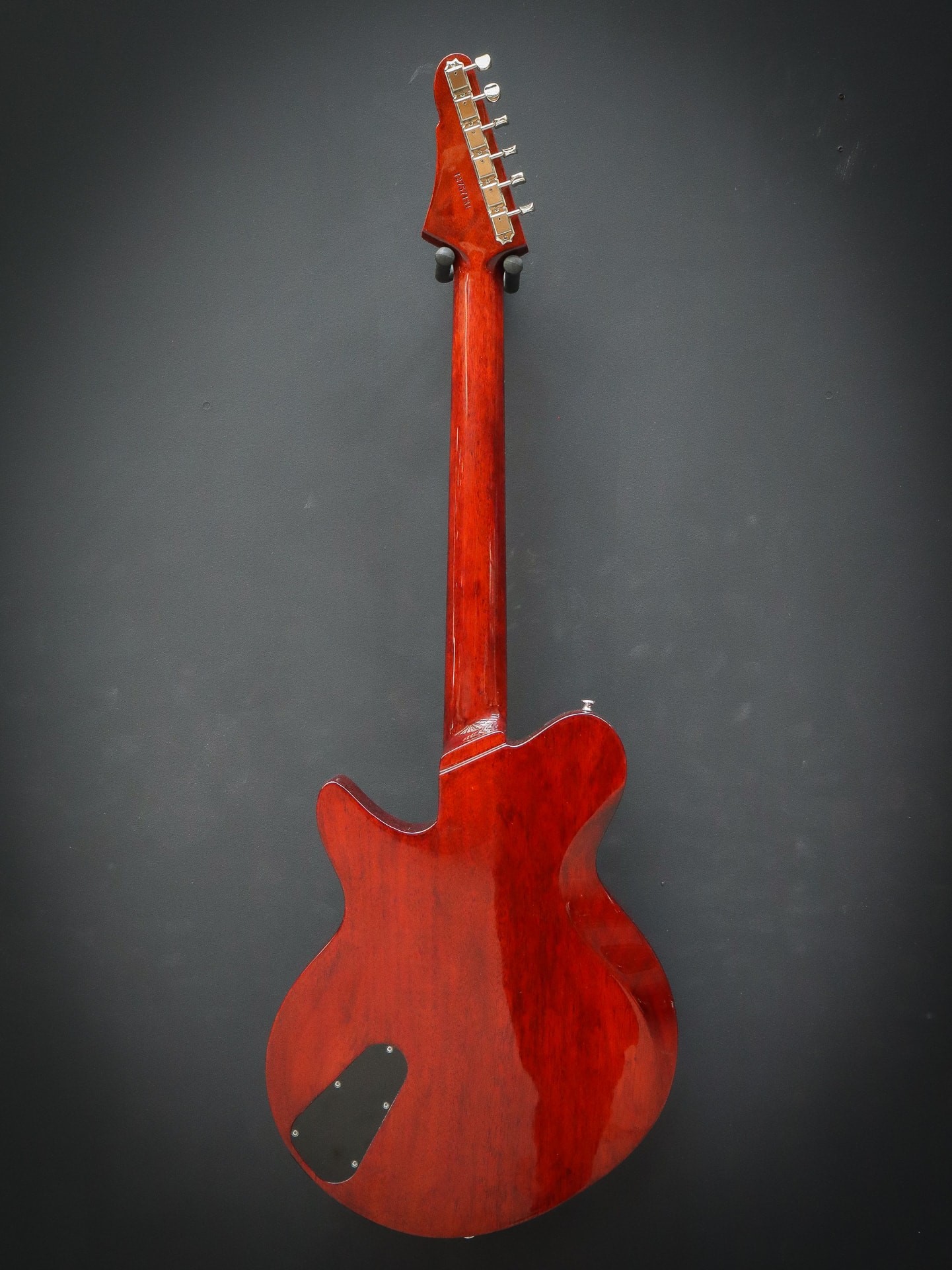 can-dan-okoume-cua-guitar-dien-eastman-juliet-p90