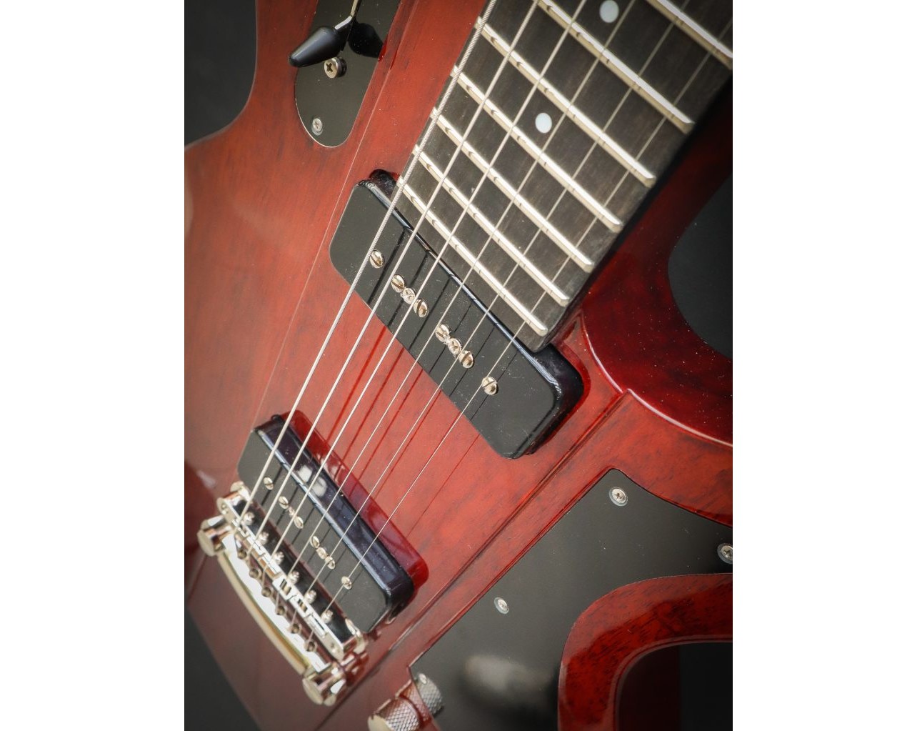 mat-phim-ebony-cua-guitar-dien-eastman-juliet-p90