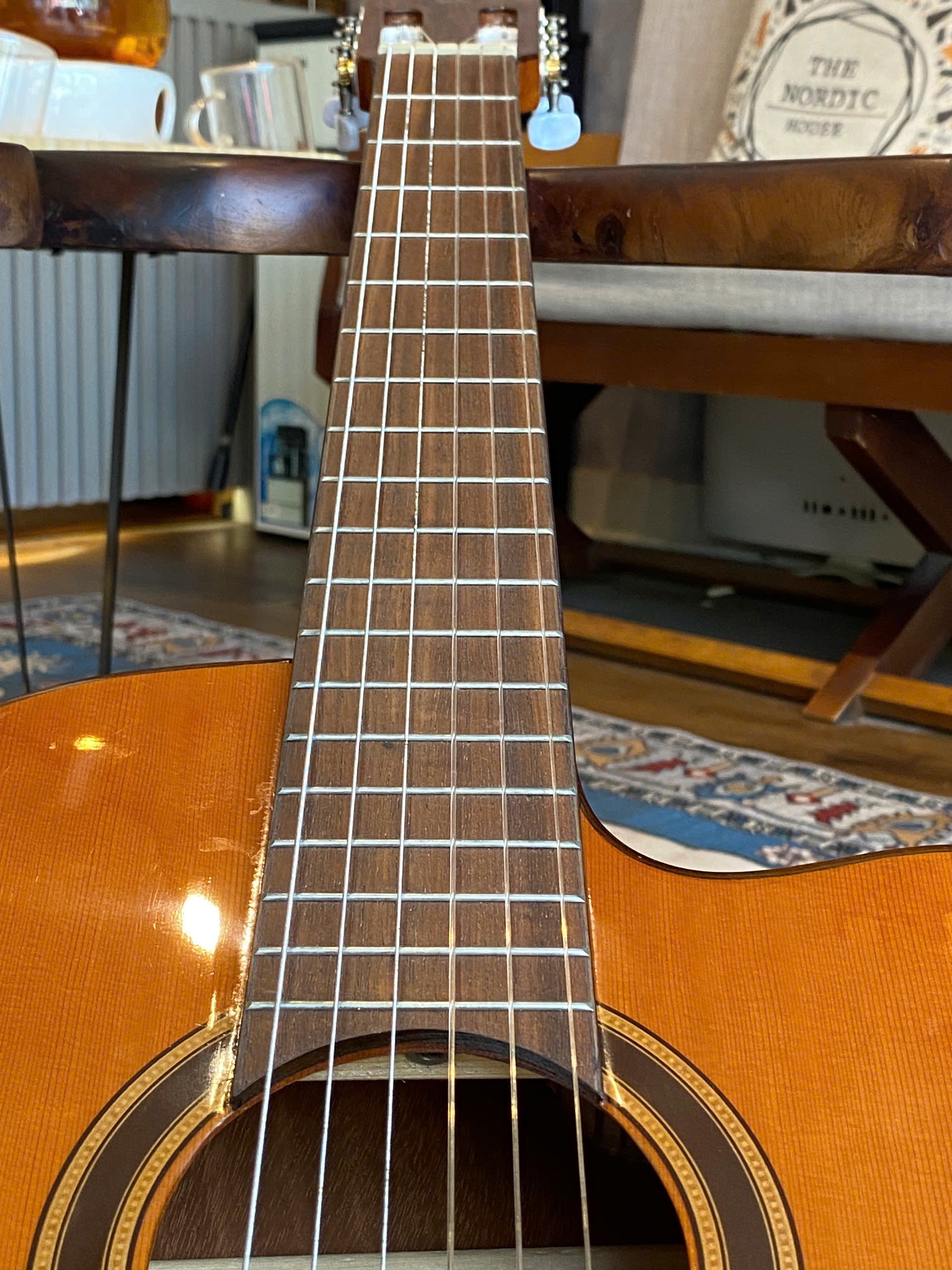 dan-guitar-classic-admira-malaga-ec-mang-lai-cam-giac-bam-phim-nhe-nhang