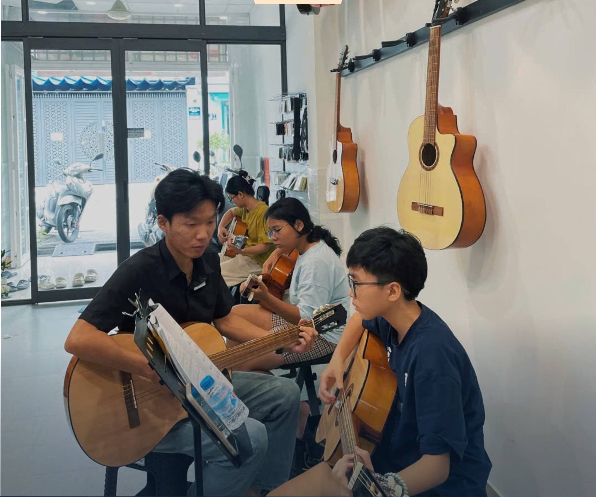 khoa-hoc-guitar-quan-thanh-khe-cho-hoc-sinh-muon-phat-trien-nang-khieu
