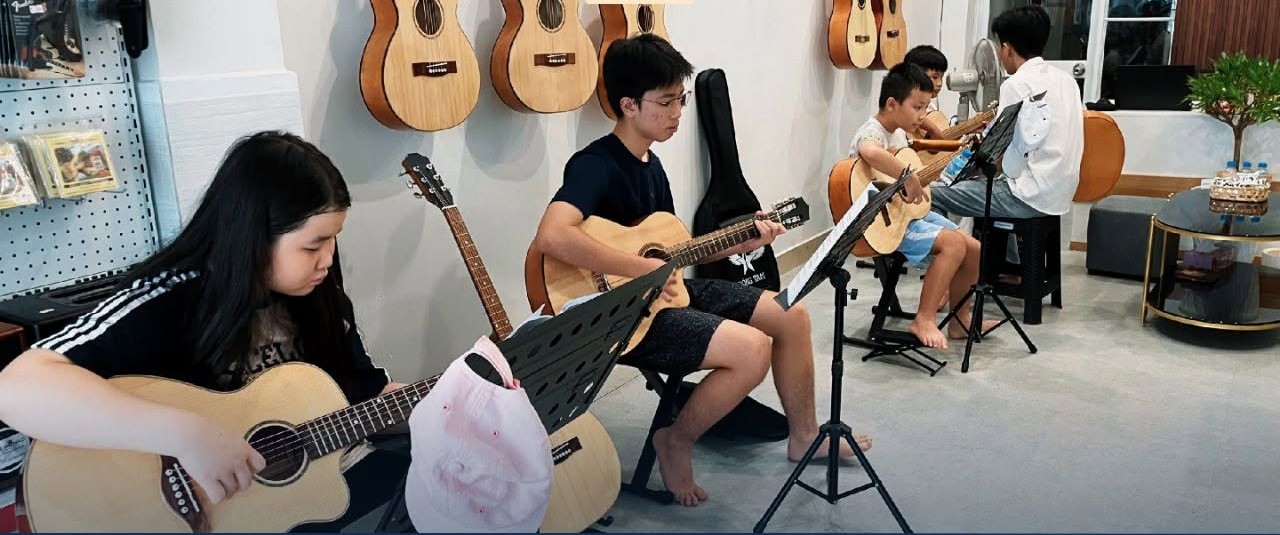 khoa-hoc-guitar-quan-thanh-khe-cho-sinh-vien-muon-choi-dan-thuc-te