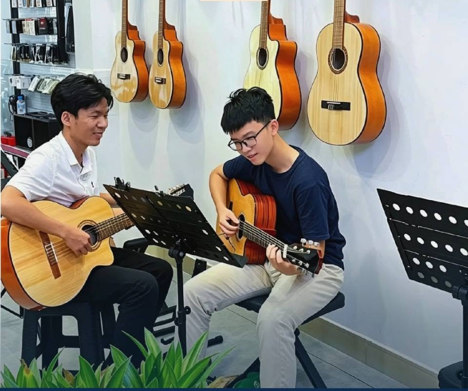 khoa-hoc-guitar-quan-thanh-khe-cho-nguoi-lon-muon-tim-mot-so-thich-moi