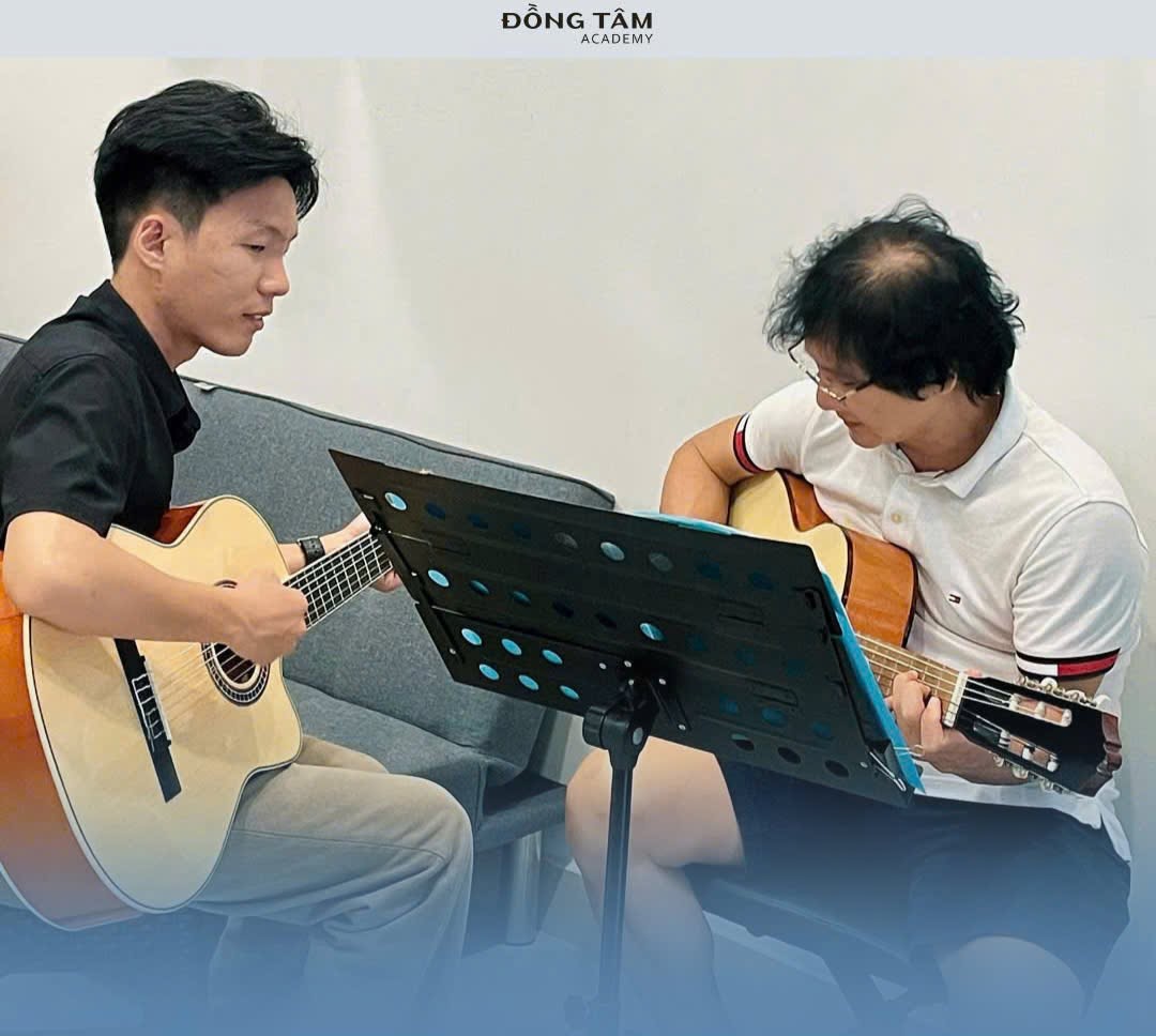 trung-tam-day-guitar-quan-thanh-khe-ren-nen-tang-hop-am-chac-chan