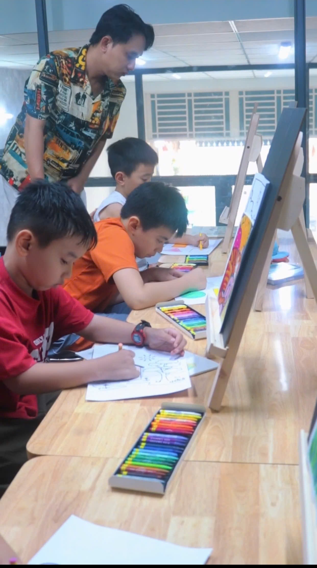 giao-vien-hoc-ve-quan-tan-binh-academy-theo-sat-bai