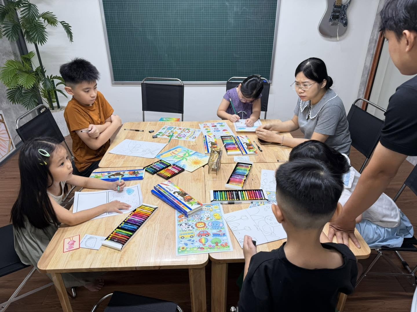 giao-vien-lop-ve-cho-be-quan-tan-binh-dong-hanh-theo-tung-kha-nang-cua-tre