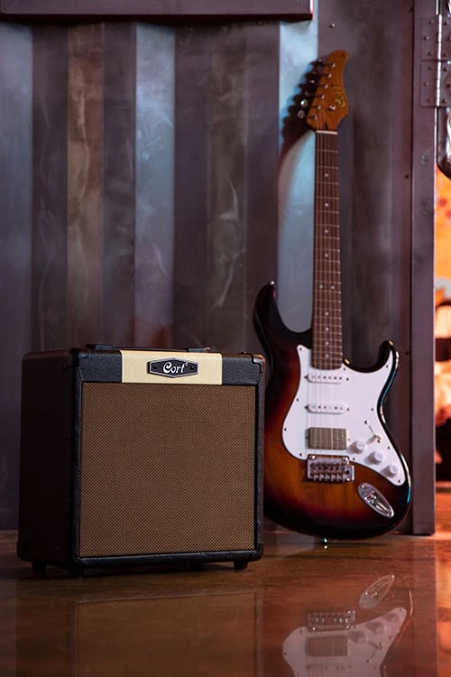 amplifier-cort-cm15r-combo-15w-voi-hai-kenh-clean-va-overdrive