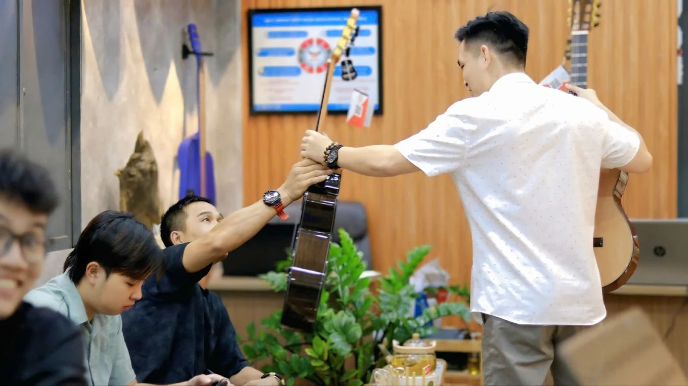 mua-guitar-tai-da-nang