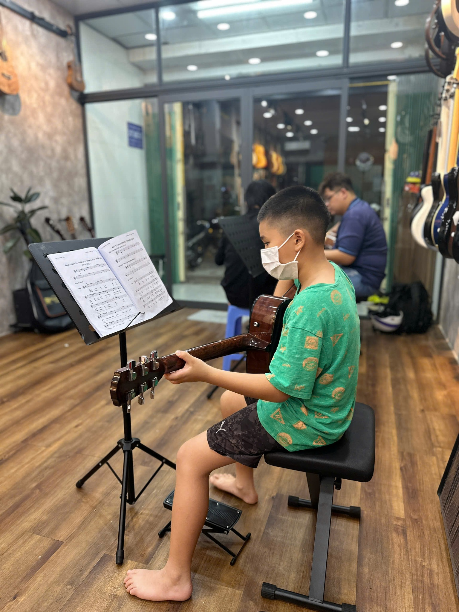 tre-em-hoc-dem-hat-quan-tan-binh