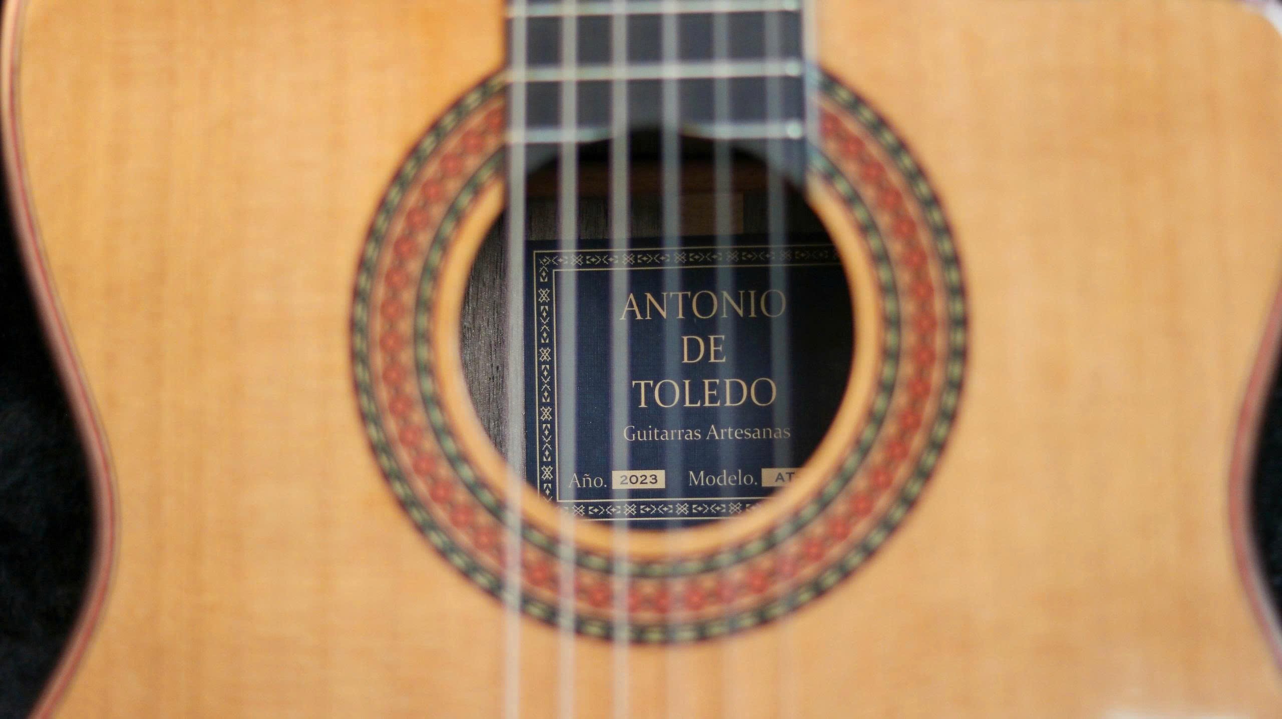 mat-top-dan-guitar-classic-antonio-de-toledo-at15ce