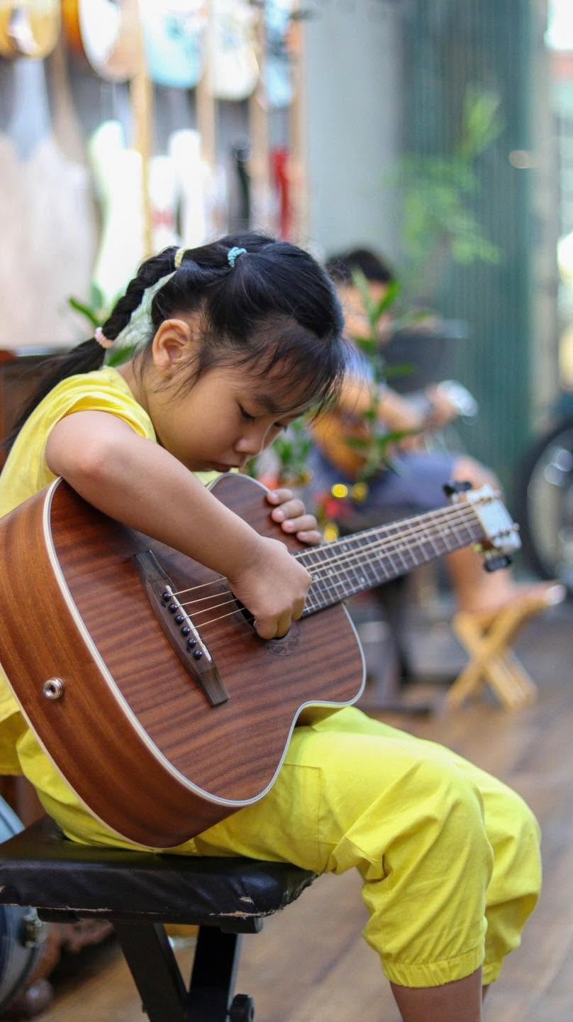 hoc-guitar-cho-tre-em-giup-phat-trien-tu-duy-va-su-tu-tin