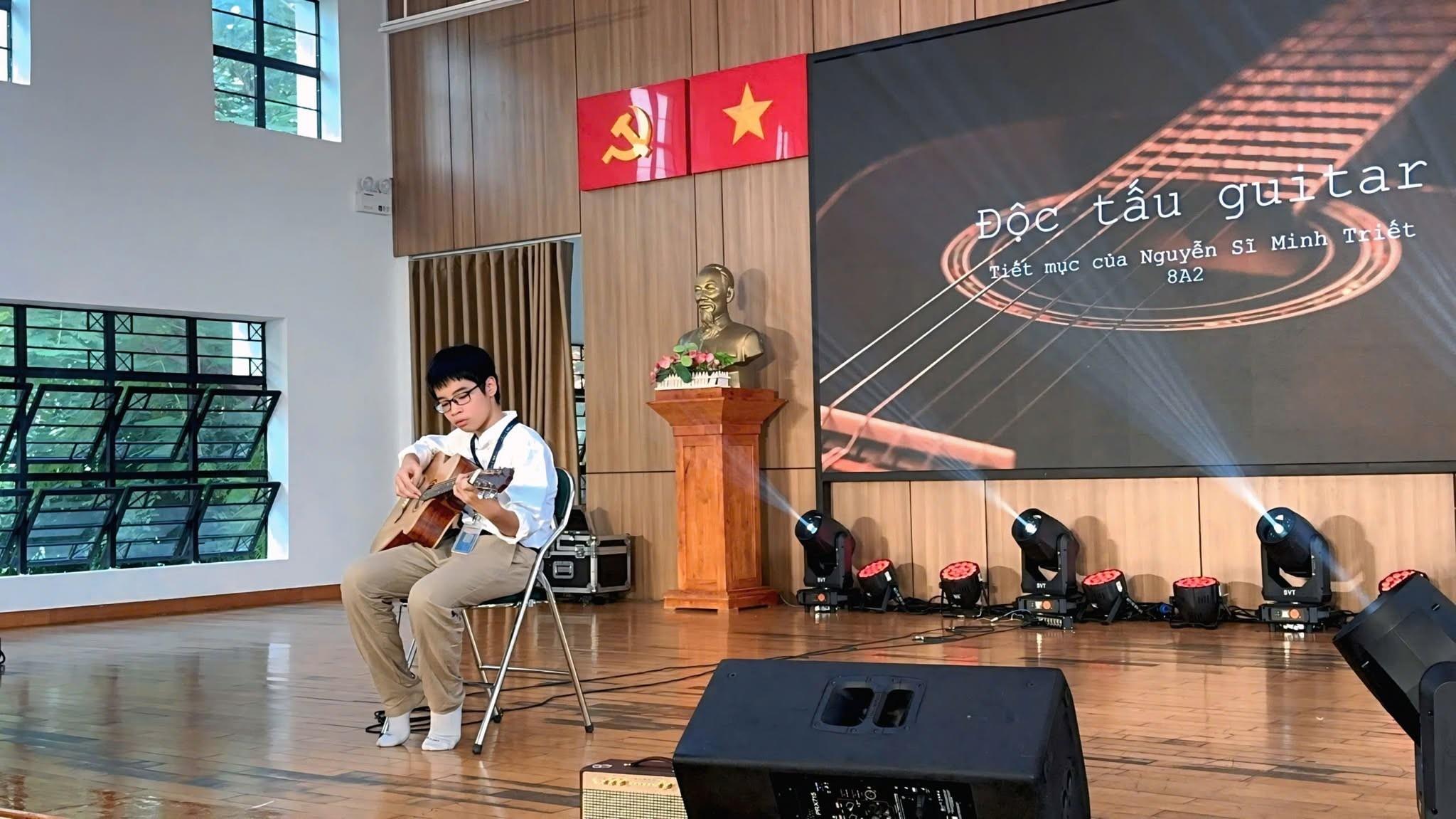 hoc-guitar-dem-hat-thuc-te