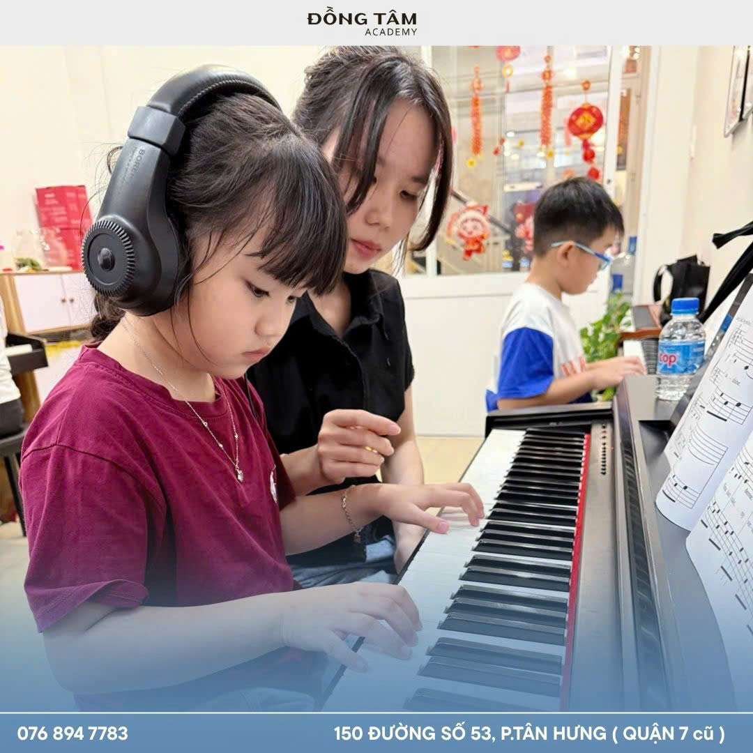 hoc-piano-co-ban-quan-7-cho-nguoi-moi-tap-voi-giao-vien-tan-tam