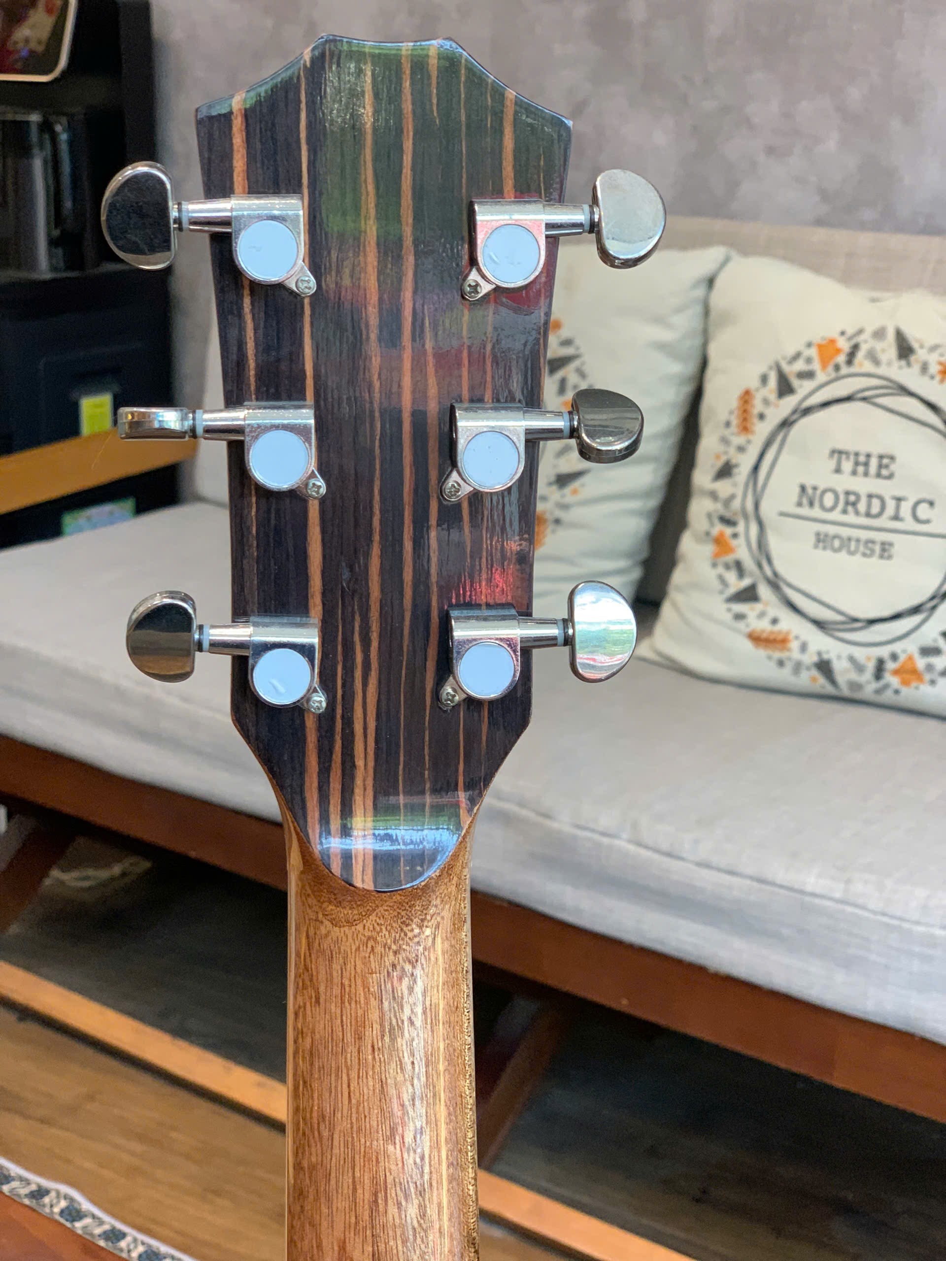 dan-guitar-acoustic-conic-koa-su-dung-khoa-duc-diecast-giu-day-on-dinh-va-len-day-chinh-xac