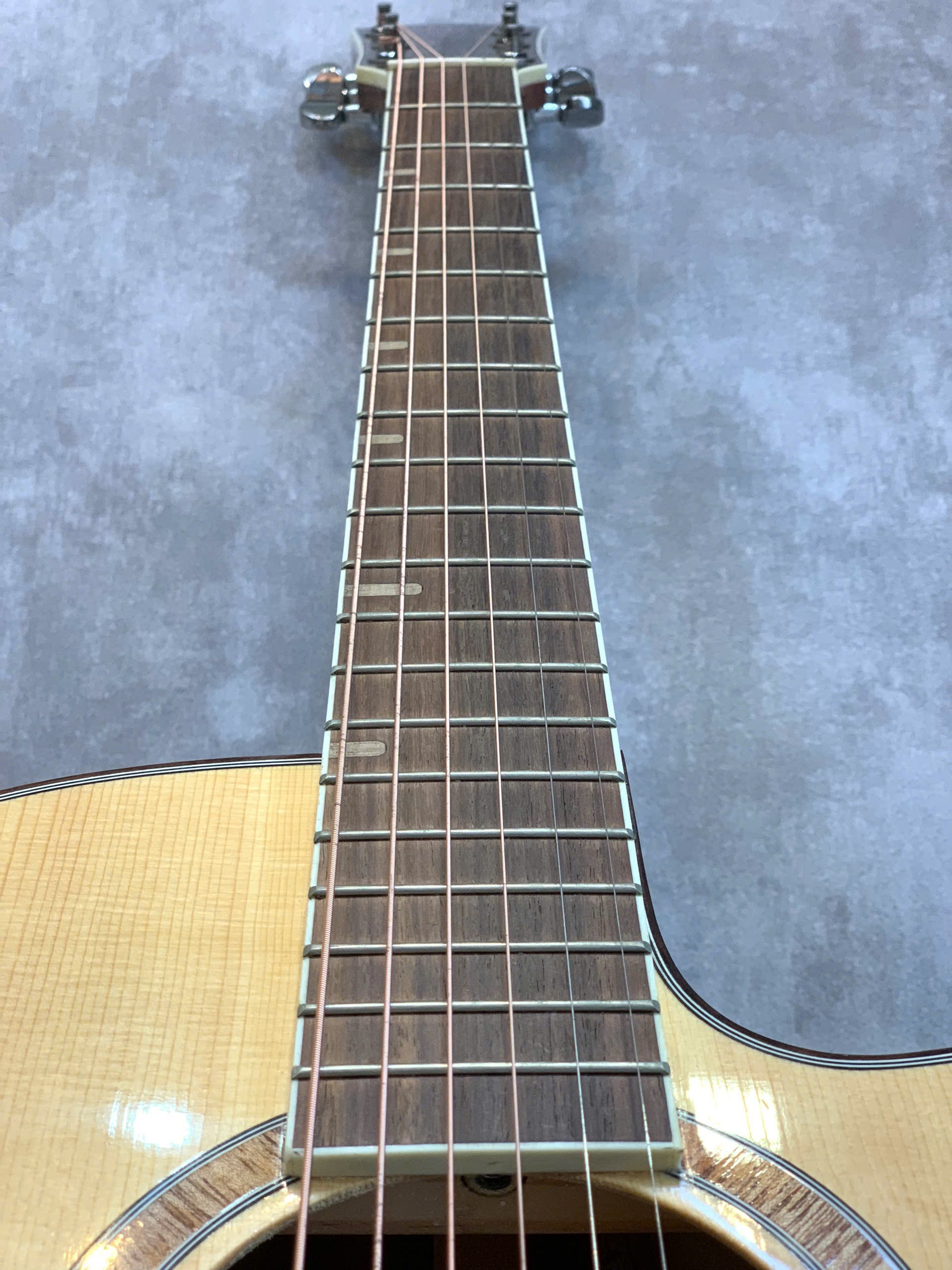 dan-guitar-acoustic-conic-koa-su-dung-day-acoustic-mem-giup-nguoi-moi-de-lam-quen