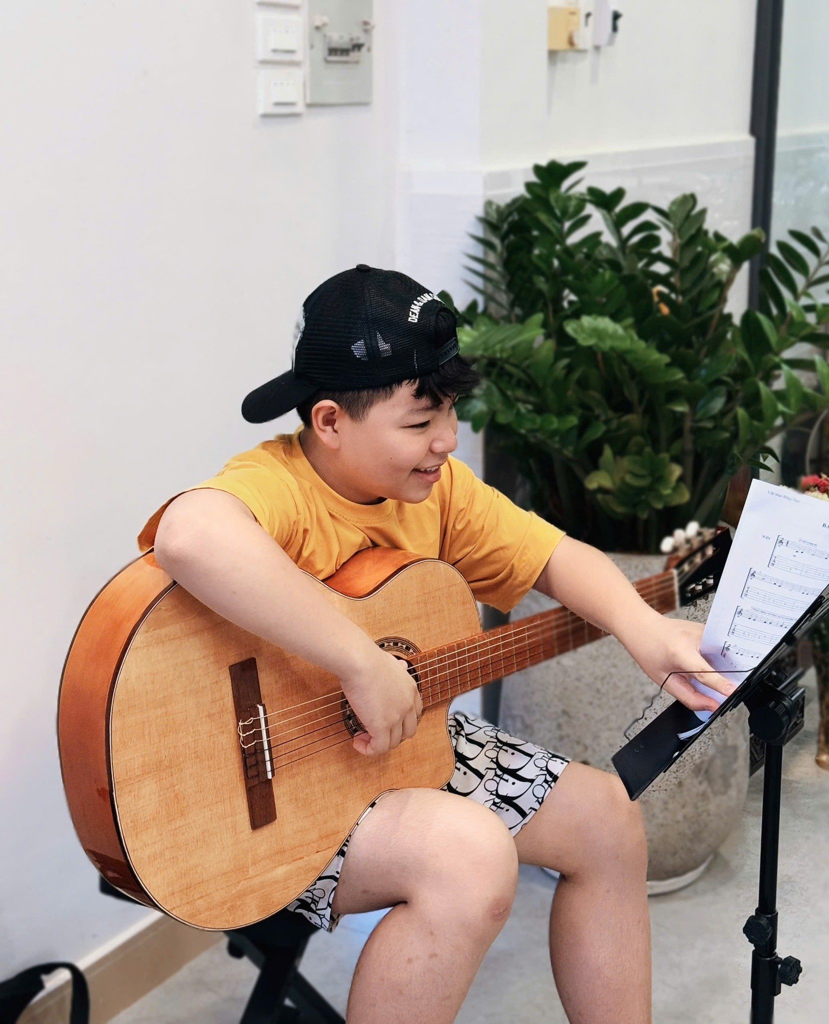 hoc-guitar-dem-hat-tan-binh-giup-choi-duoc-bai-yeu-thich-nhanh