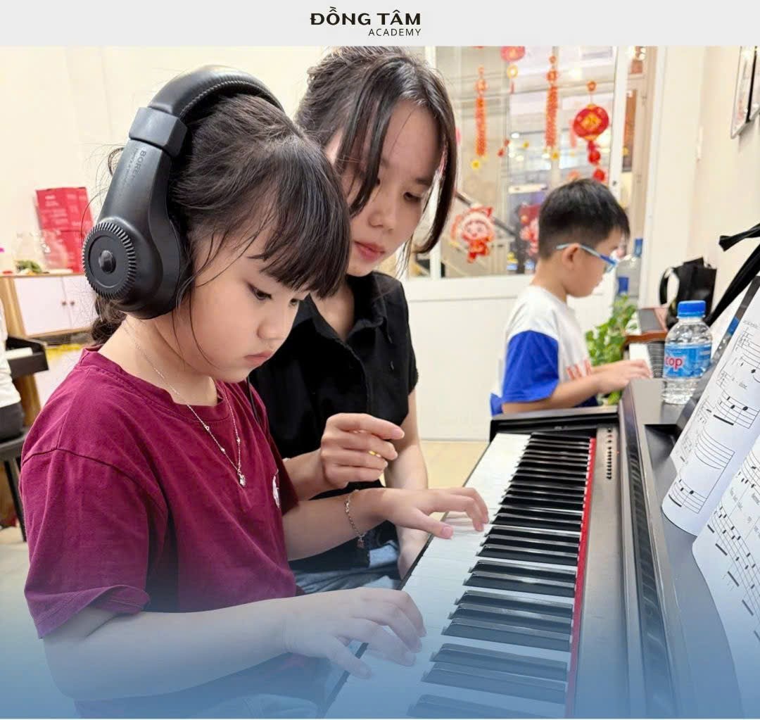 giao-vien-piano-phu-tho-hoa-tan-tam-va-theo-sat