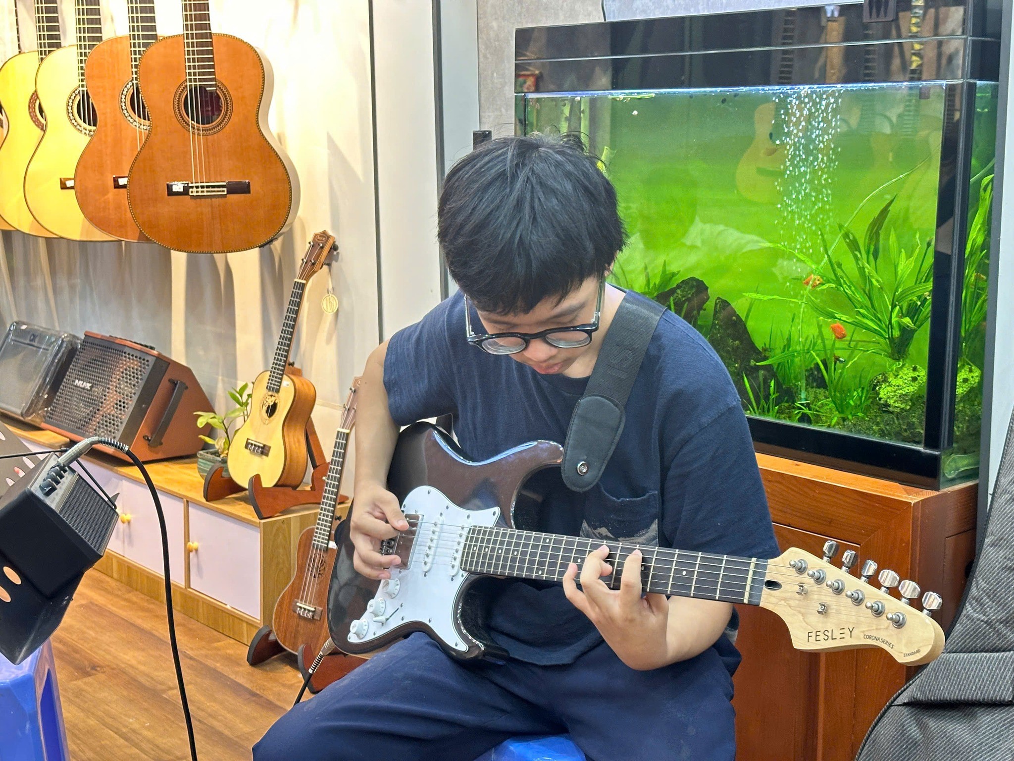ung-dung-thuc-te-khi-hoc-guitar-dien-phu-tho-hoa